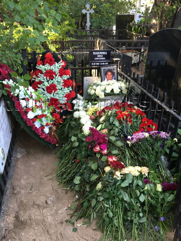 Могила Н.С. Павловой и ее родных на Ваганьковском кладбище. Общий вид