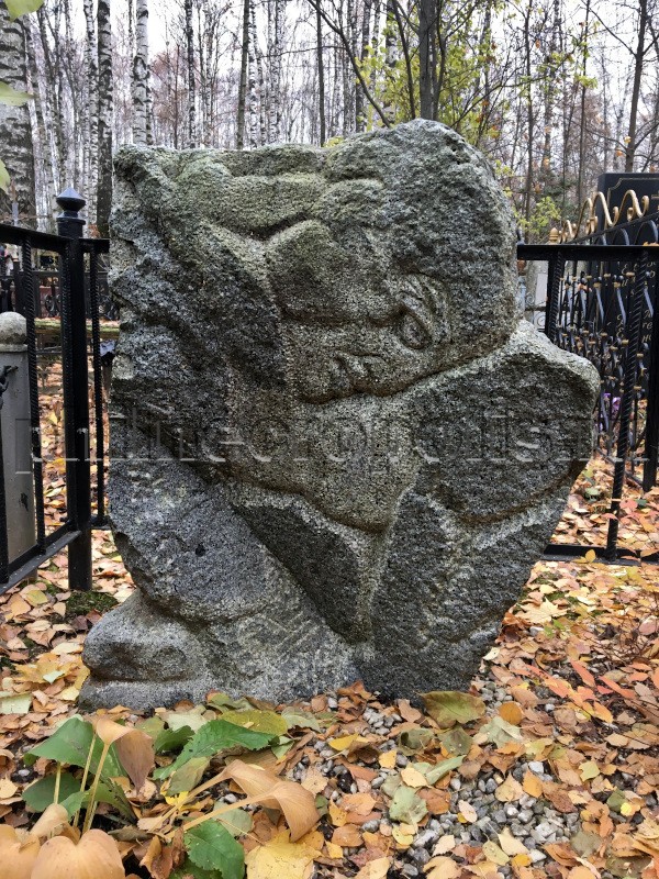 Скульптура работы Э.И. Неизвестного на могиле И.И. Ревзина на Долгопрудненском Центральном кладбище