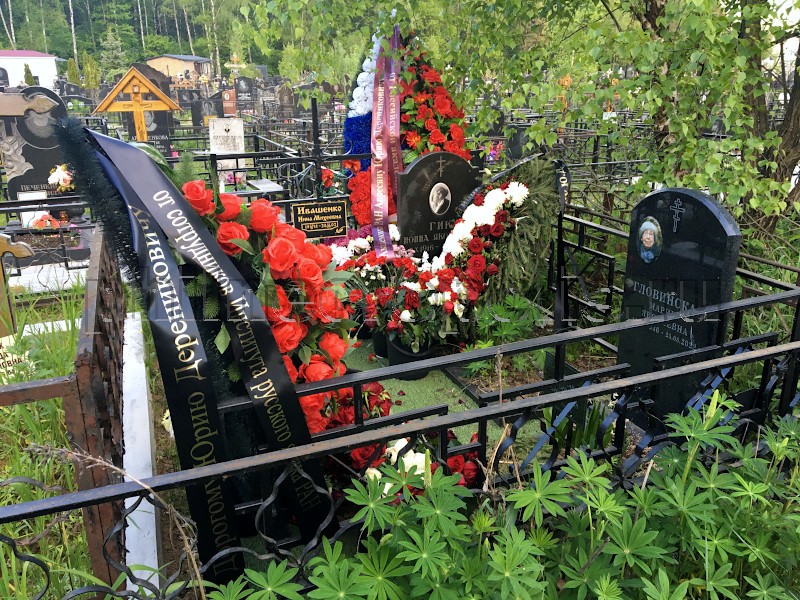 Могила Ю.Д. Апресяна, М.Я. Гловинской и их родных на Пыхтинском кладбище. Общий вид