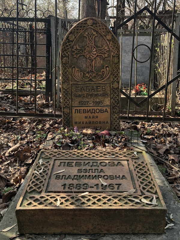 Надгробие на могиле Э.Г. Бабаева на Калитниковском кладбище
