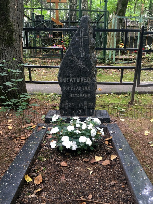 Надгробие на могиле К.П. Богатырёва на Переделкинском кладбище