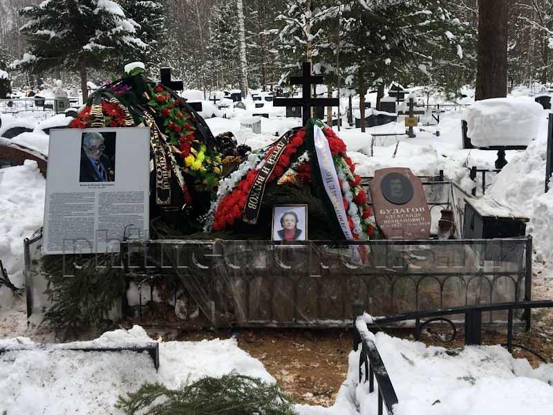 Могила Л.Н. Будаговой, Ю.А. Будагова и их сына на Большеволжском кладбище. Общий вид