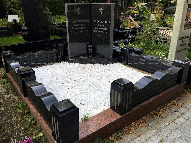 Могила Л.А. Спиридоновой и ее супруга на Кунцевском кладбище. Общий вид