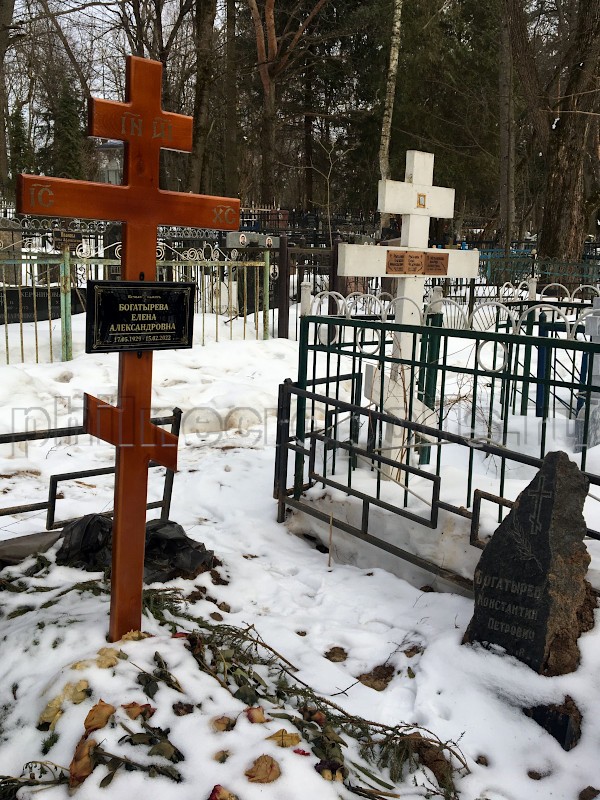 Могила К.П. Богатырёва и Е.А. Суриц (Богатырёвой) на Переделкинском кладбище. Общий вид